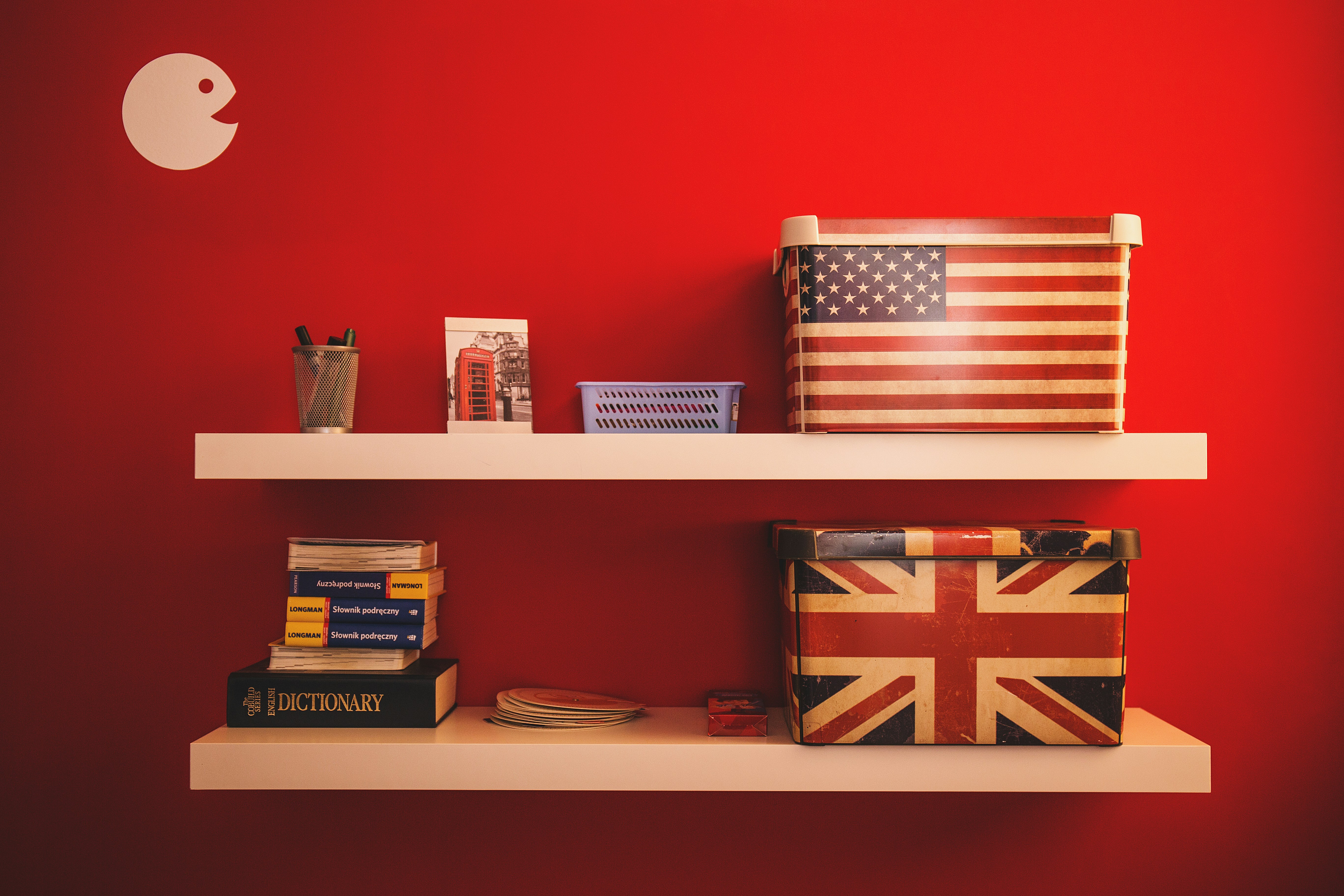 Two shelfs with the USA and London flags